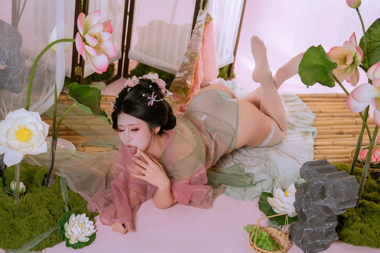 云溪溪&奶桃桃 - 采莲 [90P-2GB] tg@simisebaisi 【丝足阁】056.webp